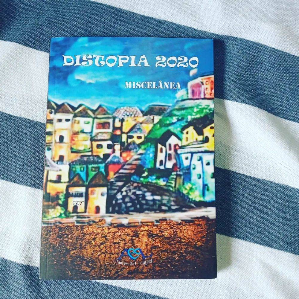 Livro Distopia 2020 sobre um tecido listrado de branco e azul.