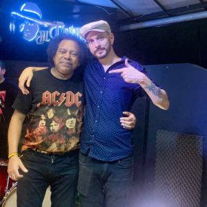 Foto de Sid Vítor e de Edvaldo Nascimento se abraçando.