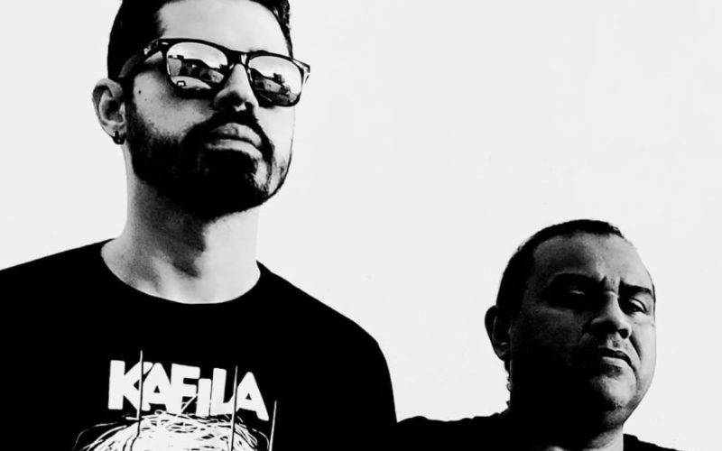 Foto em preto e branco de Aristides Oliveira e Eduardo Djow, organizadores do Vozes do Punk.