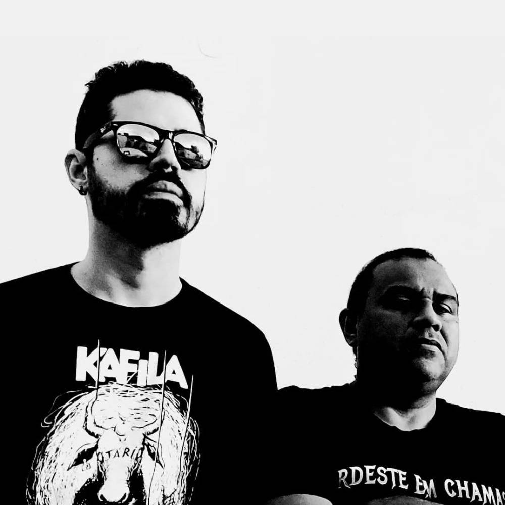 Foto em preto e branco de Aristides Oliveira e Eduardo Djow, organizadores do Vozes do Punk.