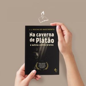 Duas mãos segurando o livro Na caverna de Platão.