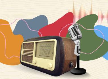 Colagem feita com a imagem de um rádio antigo e um microfone antigo, atrás deles há um gráfico de áudio e formas coloridas: amarelo, vermelho, azul, verde. Imagem de divulgação do 1º Workshop Rádio Experience.
