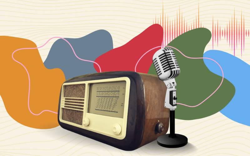 Colagem feita com a imagem de um rádio antigo e um microfone antigo, atrás deles há um gráfico de áudio e formas coloridas: amarelo, vermelho, azul, verde. Imagem de divulgação do 1º Workshop Rádio Experience.