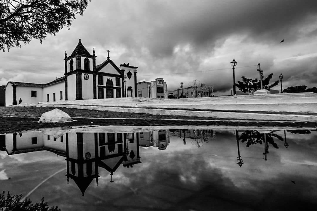 Foto em preto e branco da Catedral de Oeiras, cidade onde Zé Balaústre escreveu seus poemas-denúncia.