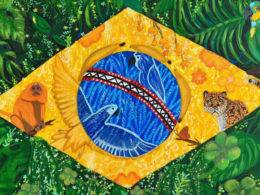 Quadro da bandeira do Brasil, que faz parte do Children Coloring The World organizado por Luciana Severo. Na parte verde da bandeira aparecem folhas e papagaios; na parte amarela, aparecem onças, aves, um mico leão dourado e flores e frutas como cajus e bananas; na parte azul, aparecem penas e araras azuis.