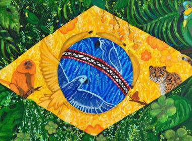 Quadro da bandeira do Brasil, que faz parte do Children Coloring The World organizado por Luciana Severo. Na parte verde da bandeira aparecem folhas e papagaios; na parte amarela, aparecem onças, aves, um mico leão dourado e flores e frutas como cajus e bananas; na parte azul, aparecem penas e araras azuis.