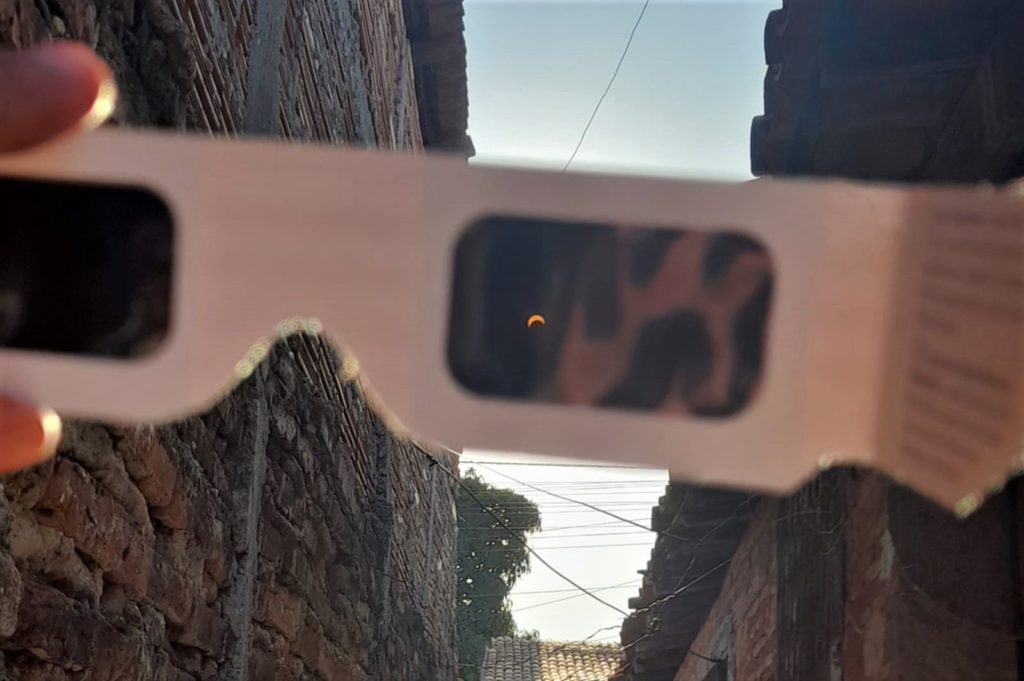 foto do céu com óculos de proteção para visualizar o eclipse