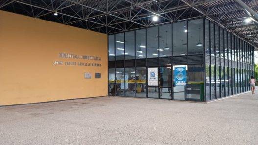 Entrada da Biblioteca Comunitária Carlos Castello Branco, na UFPI