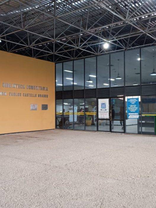 Entrada da Biblioteca Comunitária Carlos Castello Branco, na UFPI