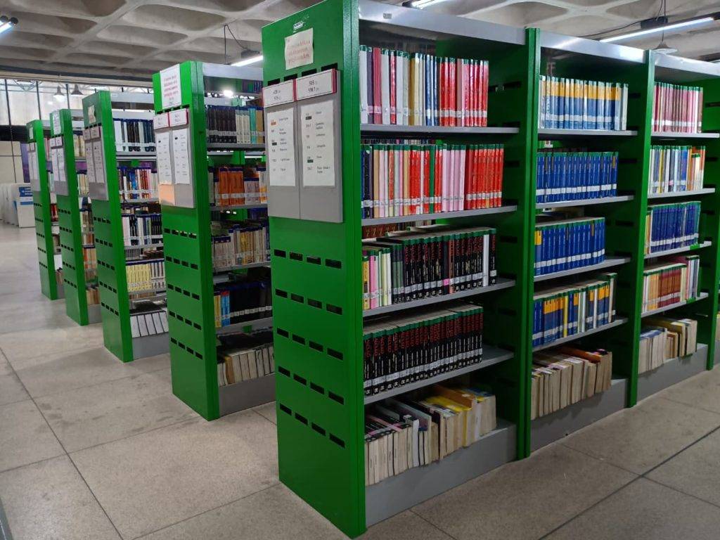 Acervo de livros da Biblioteca Comunitária Carlos Castello Branco