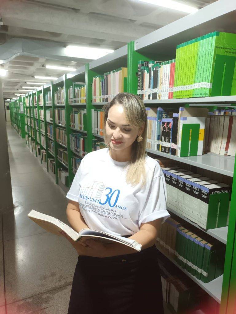 Ana Cristina Carvalho, bibliotecária da Biblioteca Comunitária da UFPI